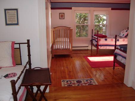 Kids' bedroom (crib)