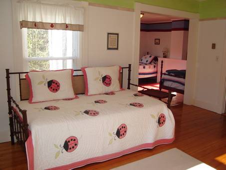 Kids' bedroom (trundle bed)